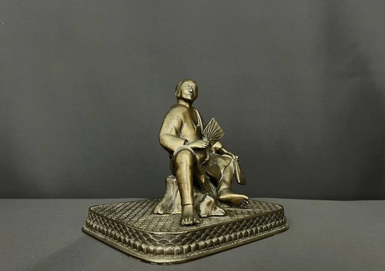 Scultura in bronzo raffigurante uno studioso seduto – Giappone, periodo Meiji (1868-1912)