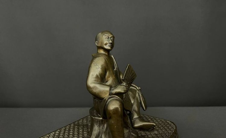 Scultura in bronzo raffigurante uno studioso seduto – Giappone, periodo Meiji (1868-1912)