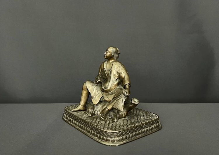 Scultura in bronzo raffigurante uno studioso seduto – Giappone, periodo Meiji (1868-1912)