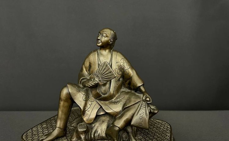 Scultura in bronzo raffigurante uno studioso seduto – Giappone, periodo Meiji (1868-1912)