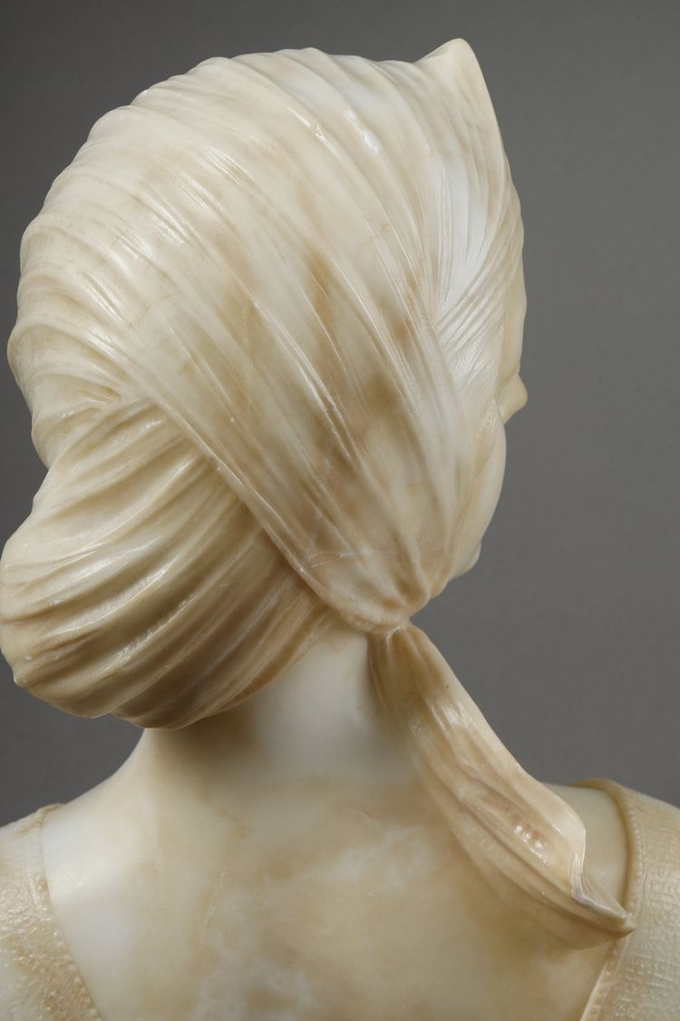 Busto di giovane donna in alabastro, firmato sul retro "A Genna" - Amadéo Gennarelli (1881-1943)