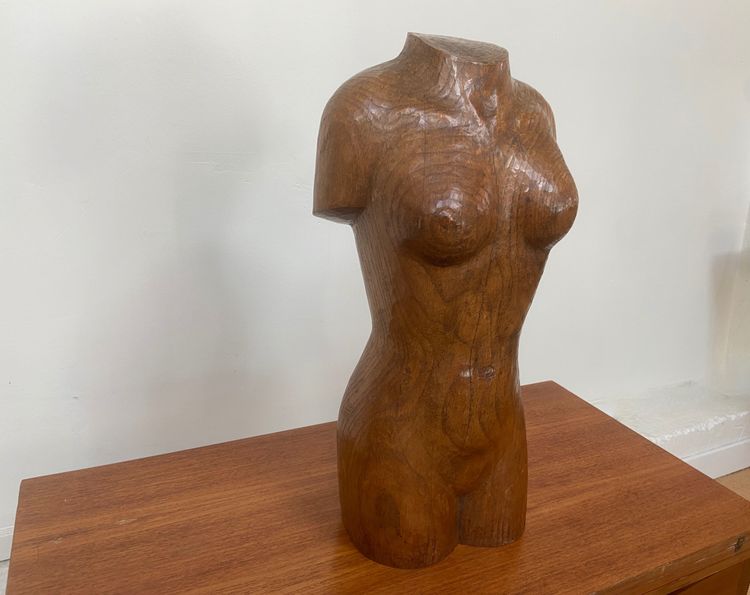 Busto femminile in legno scolpito, firmato Rapp.