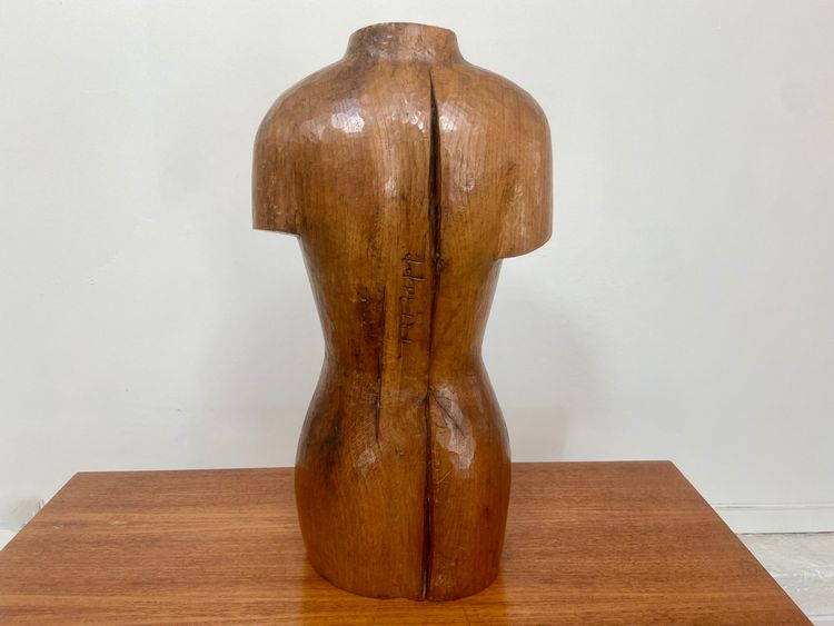 Busto femminile in legno scolpito, firmato Rapp.