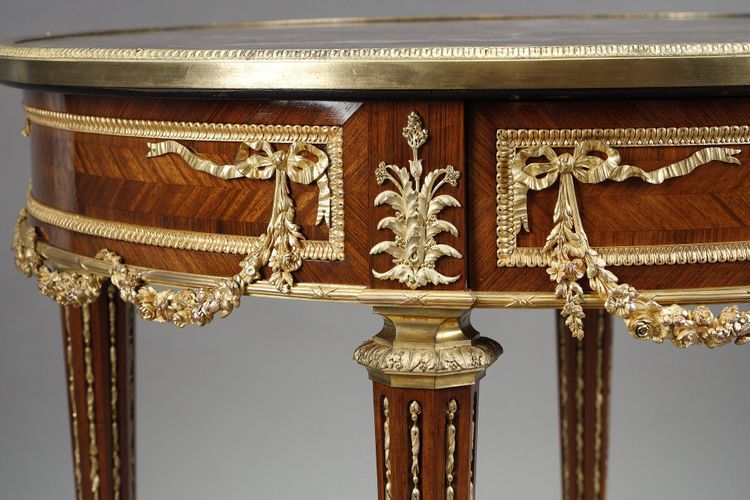 Tavolino Luigi XVI intarsiato e bronzo dorato, piano in marmo
