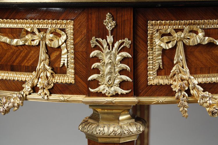 Tavolino Luigi XVI intarsiato e bronzo dorato, piano in marmo