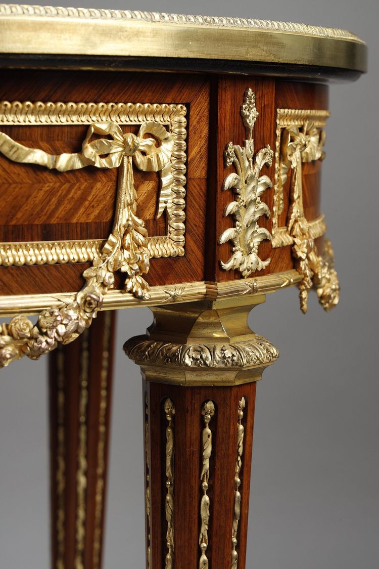 Tavolino Luigi XVI intarsiato e bronzo dorato, piano in marmo
