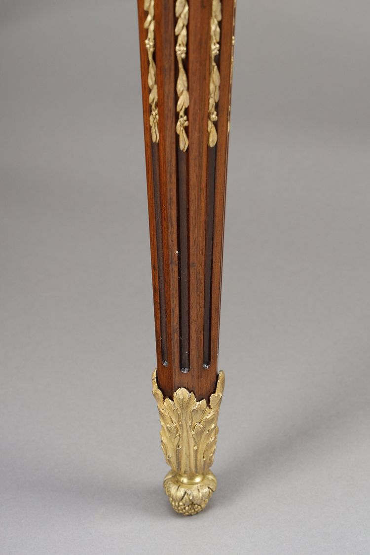Tavolino Luigi XVI intarsiato e bronzo dorato, piano in marmo