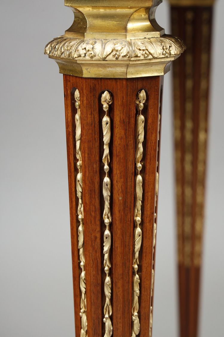 Tavolino Luigi XVI intarsiato e bronzo dorato, piano in marmo