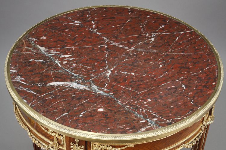 Tavolino Luigi XVI intarsiato e bronzo dorato, piano in marmo