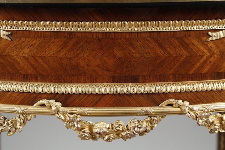 Tavolino Luigi XVI intarsiato e bronzo dorato, piano in marmo