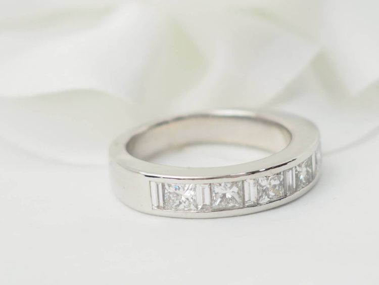 Mezza fede nuziale in oro bianco e diamanti da 1,06 ct