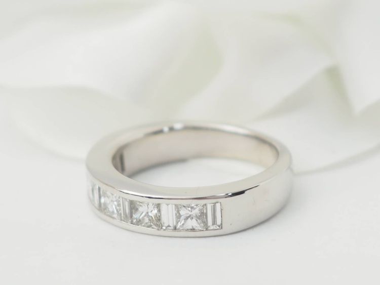Mezza fede nuziale in oro bianco e diamanti da 1,06 ct