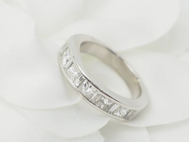 Mezza fede nuziale in oro bianco e diamanti da 1,06 ct