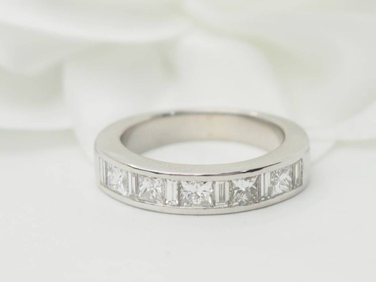 Mezza fede nuziale in oro bianco e diamanti da 1,06 ct