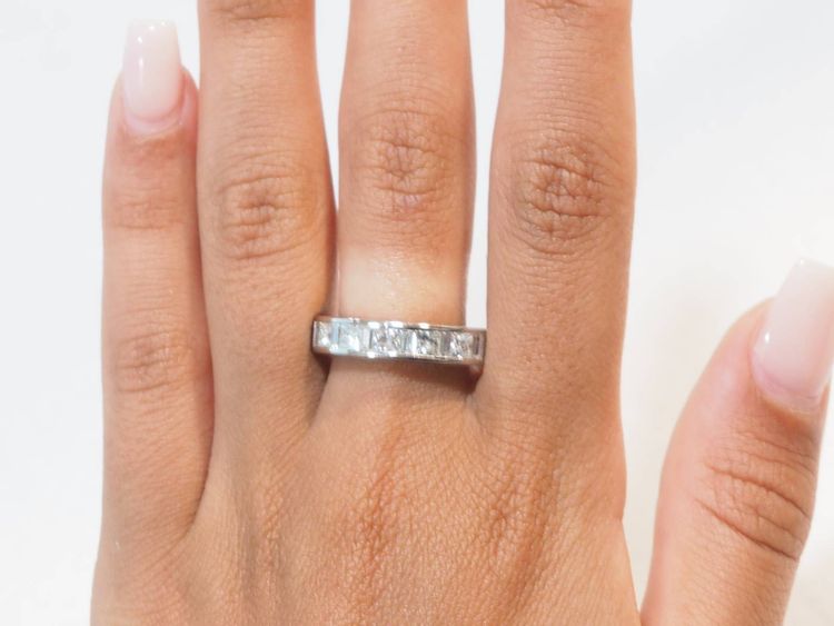 Mezza fede nuziale in oro bianco e diamanti da 1,06 ct