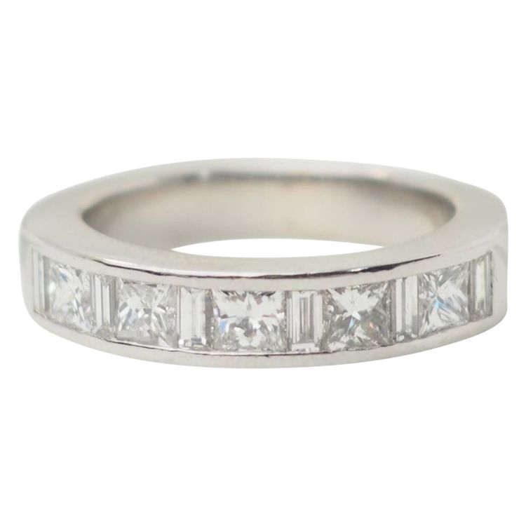 Mezza fede nuziale in oro bianco e diamanti da 1,06 ct