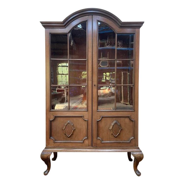 English -style showcase library in walnut 1900