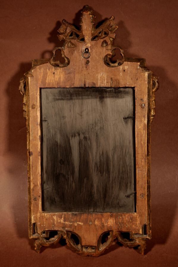 Papal interest: a beautiful mirror decorated with the papal coat of arms and two keys, last quarter of the 18th century