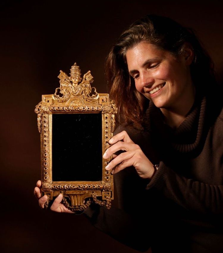 Papal interest: a beautiful mirror decorated with the papal coat of arms and two keys, last quarter of the 18th century