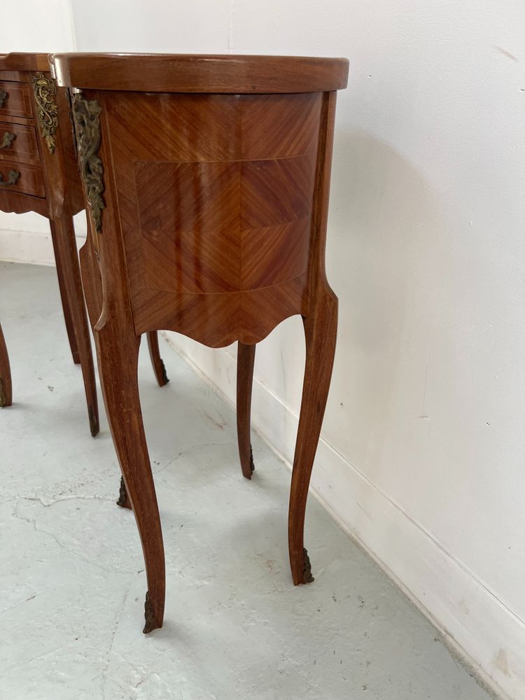 Coppia di comodini a forma di rene in palissandro in stile Luigi XV, XX secolo
