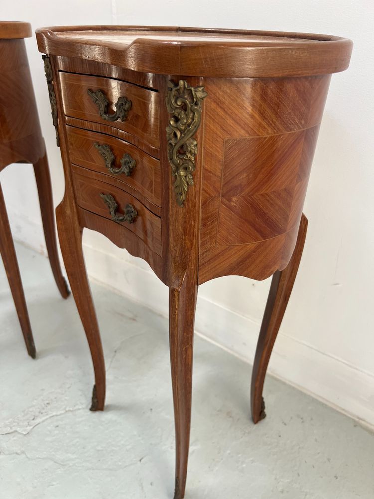 Coppia di comodini a forma di rene in palissandro in stile Luigi XV, XX secolo