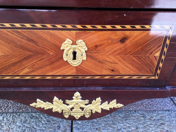 Une commode du XVIIIe siècle en marqueterie