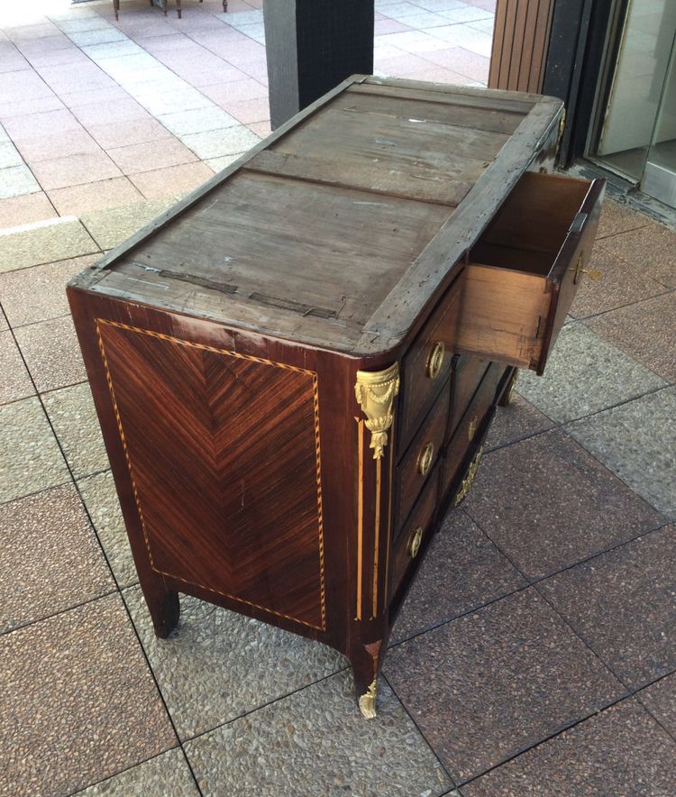 Une commode du XVIIIe siècle en marqueterie