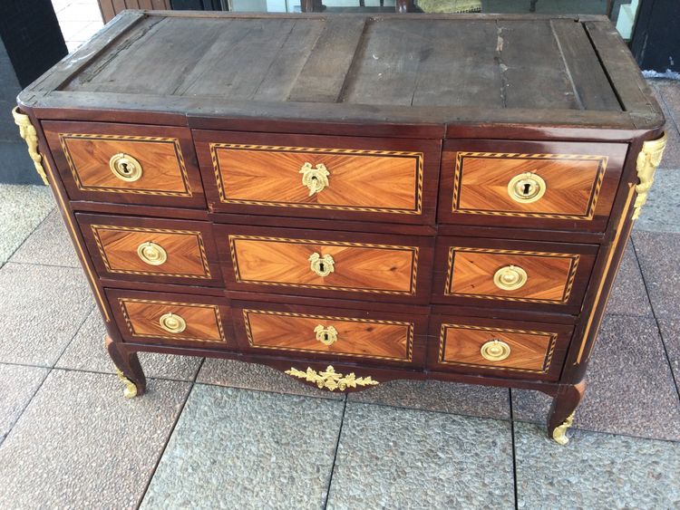 Une commode du XVIIIe siècle en marqueterie