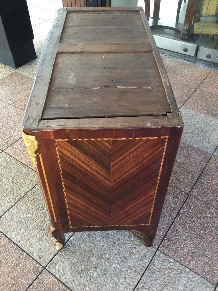 Une commode du XVIIIe siècle en marqueterie
