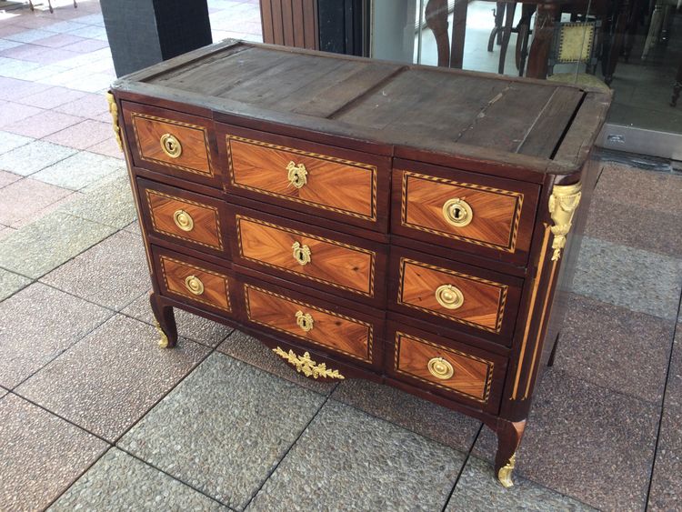 Une commode du XVIIIe siècle en marqueterie