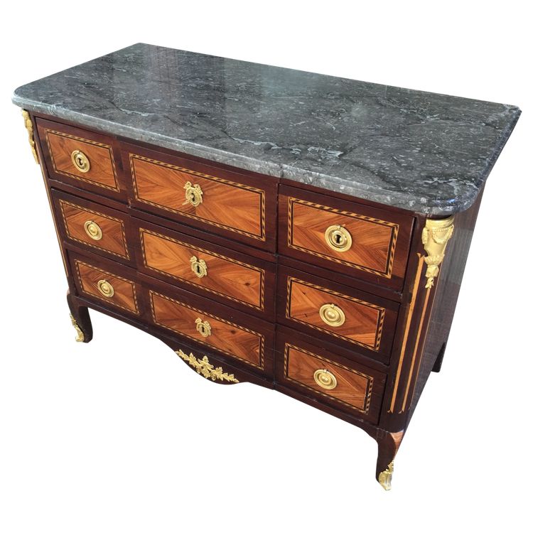 Une commode du XVIIIe siècle en marqueterie