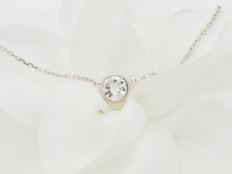 Collana con solitario in oro bianco e diamanti da 0,77 ct 
