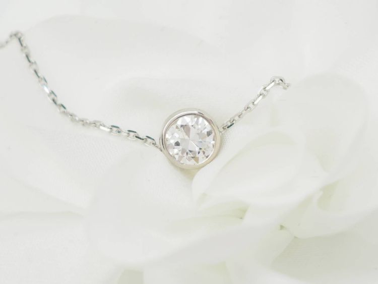 Collana con solitario in oro bianco e diamanti da 0,77 ct 