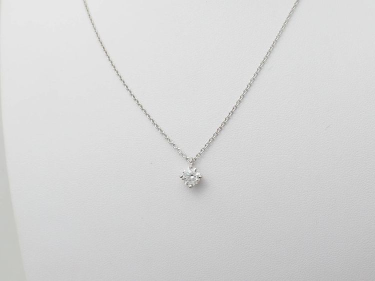 Collana con solitario in oro bianco e diamanti da 0,70 ct