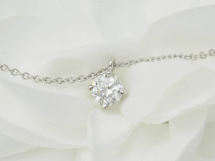 Collana con solitario in oro bianco e diamanti da 0,70 ct
