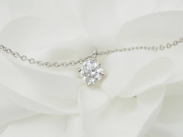 Collana con solitario in oro bianco e diamanti da 0,70 ct
