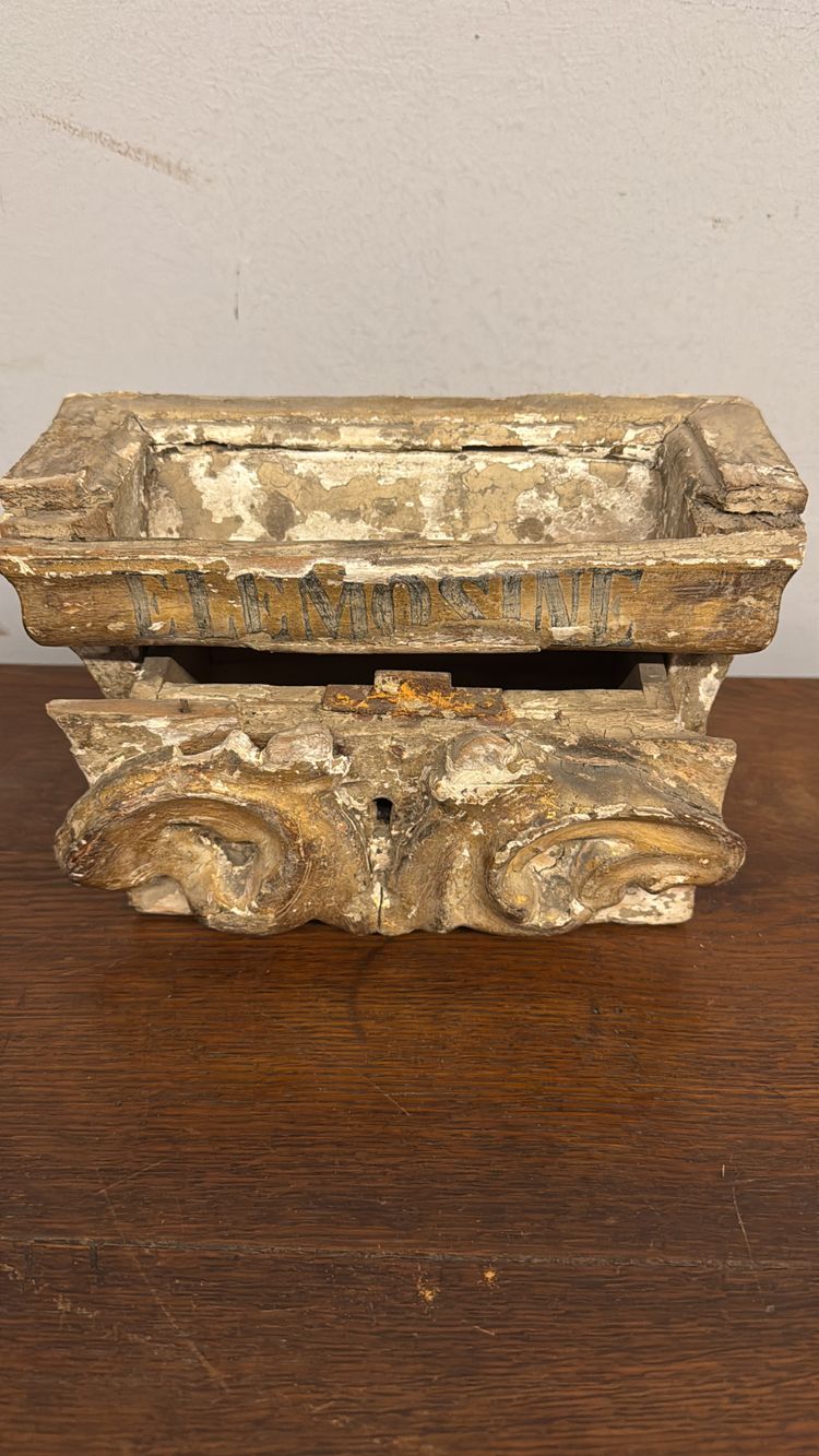 Aumônier ancien en bois peint, XVIIIe siècle, 24x11x15 cm