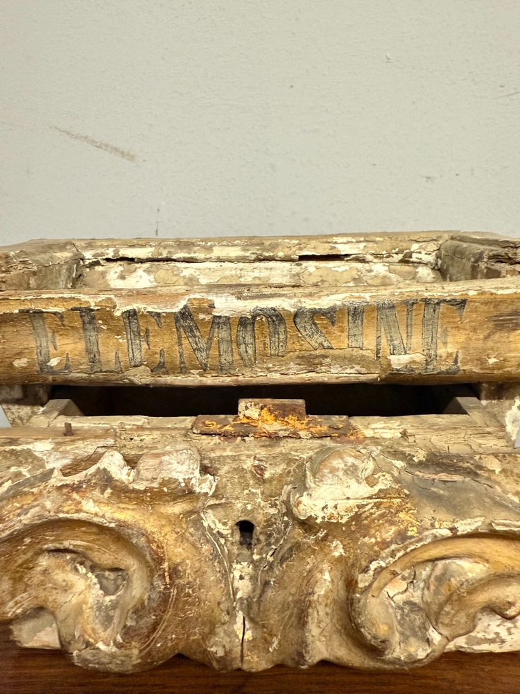 Aumônier ancien en bois peint, XVIIIe siècle, 24x11x15 cm