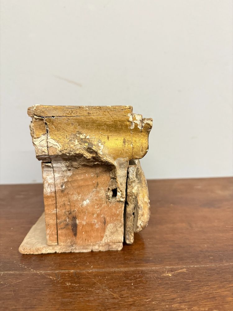 Aumônier ancien en bois peint, XVIIIe siècle, 24x11x15 cm