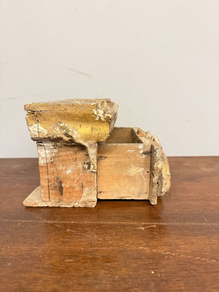 Aumônier ancien en bois peint, XVIIIe siècle, 24x11x15 cm