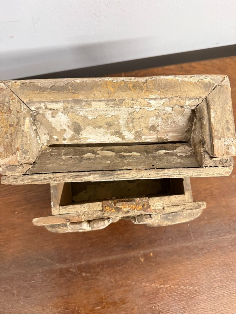 Aumônier ancien en bois peint, XVIIIe siècle, 24x11x15 cm