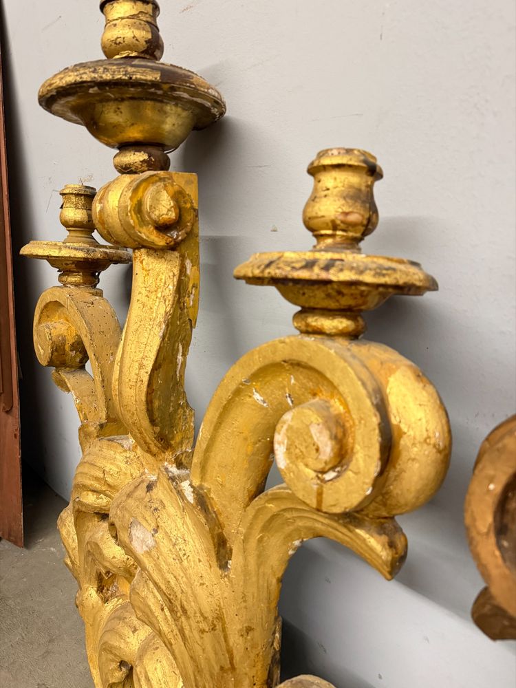 Ancienne paire de grandes appliques en bois doré et sculpté, XIXe siècle, 95x68 cm.