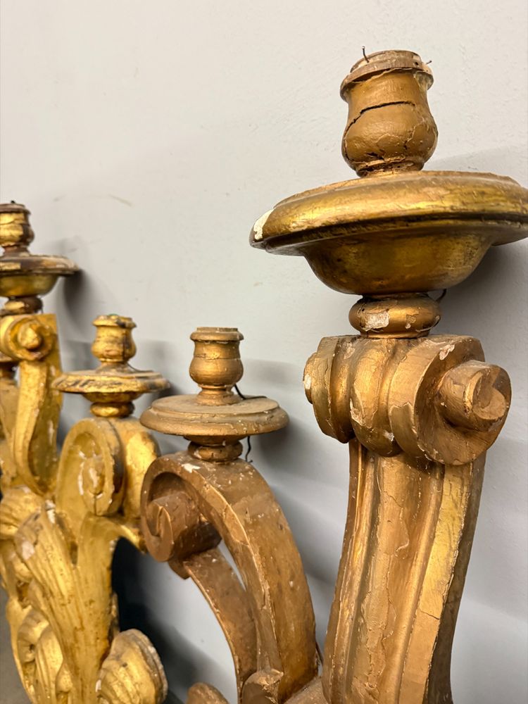 Ancienne paire de grandes appliques en bois doré et sculpté, XIXe siècle, 95x68 cm.