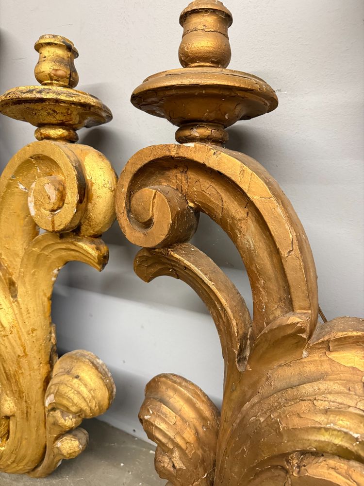 Ancienne paire de grandes appliques en bois doré et sculpté, XIXe siècle, 95x68 cm.