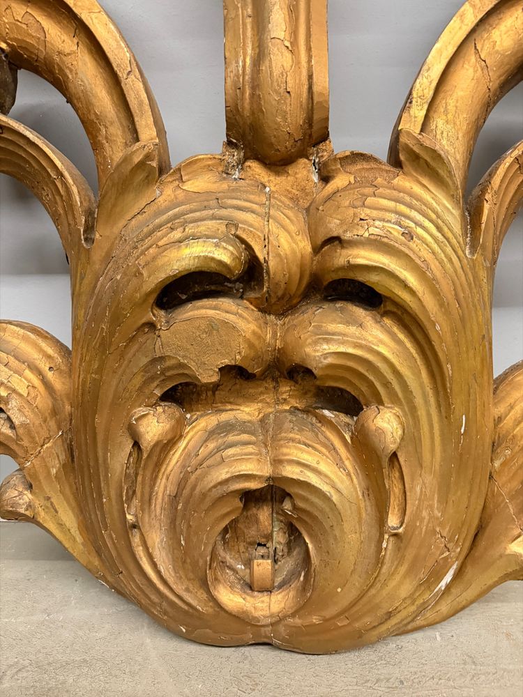Ancienne paire de grandes appliques en bois doré et sculpté, XIXe siècle, 95x68 cm.