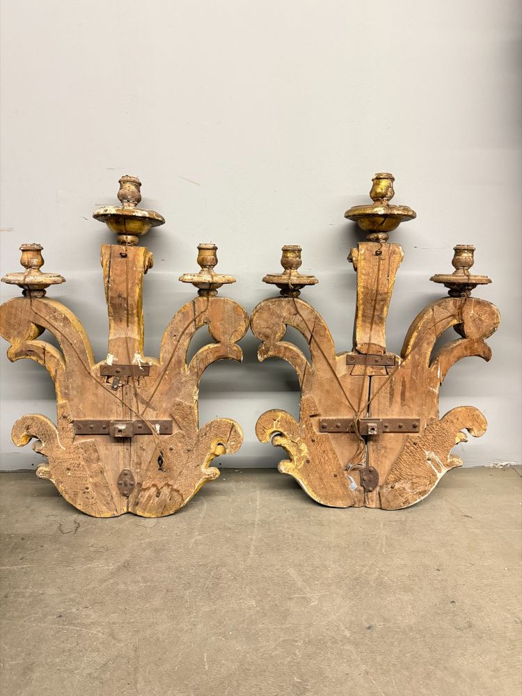 Ancienne paire de grandes appliques en bois doré et sculpté, XIXe siècle, 95x68 cm.