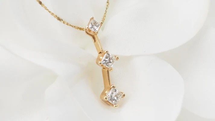 Collier trilogie en or jaune et diamants princesse