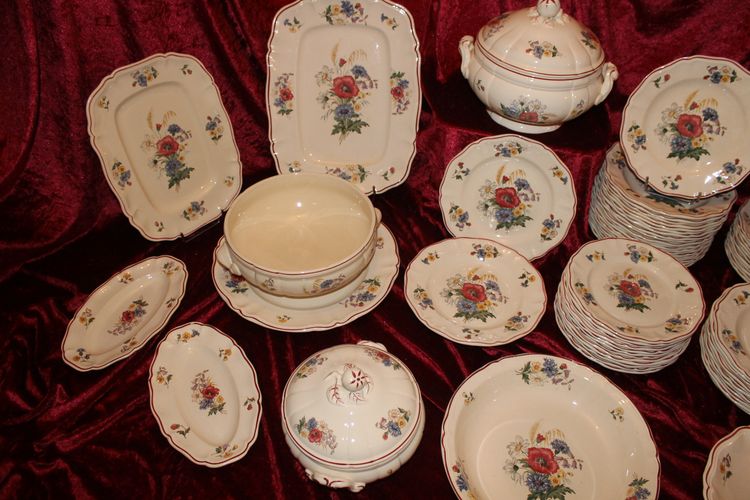 Sarreguemines earthenware dinner service with rustic decor and large bouquet, early 20th century