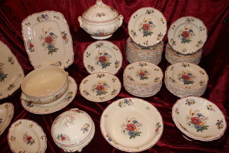 Sarreguemines earthenware dinner service with rustic decor and large bouquet, early 20th century