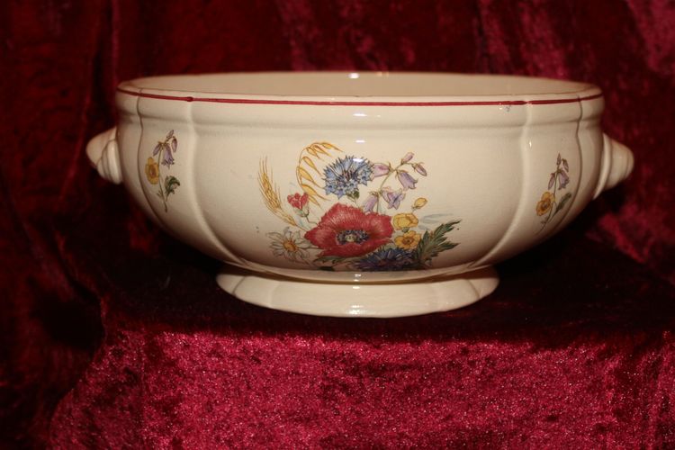 Sarreguemines earthenware dinner service with rustic decor and large bouquet, early 20th century